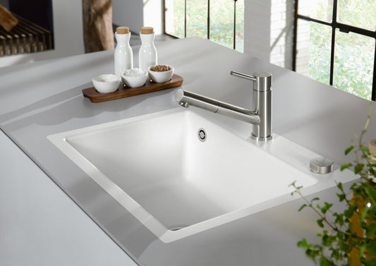 Hier kann die Subway 60 S in der Farbe Alpine in eine Küche eingebaut gesehen werden.