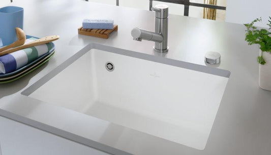 Hier kann die Subway 60 SU in Alpine Weiß von Villeroy & Boch in einer Küche verbaut gesehen werden.