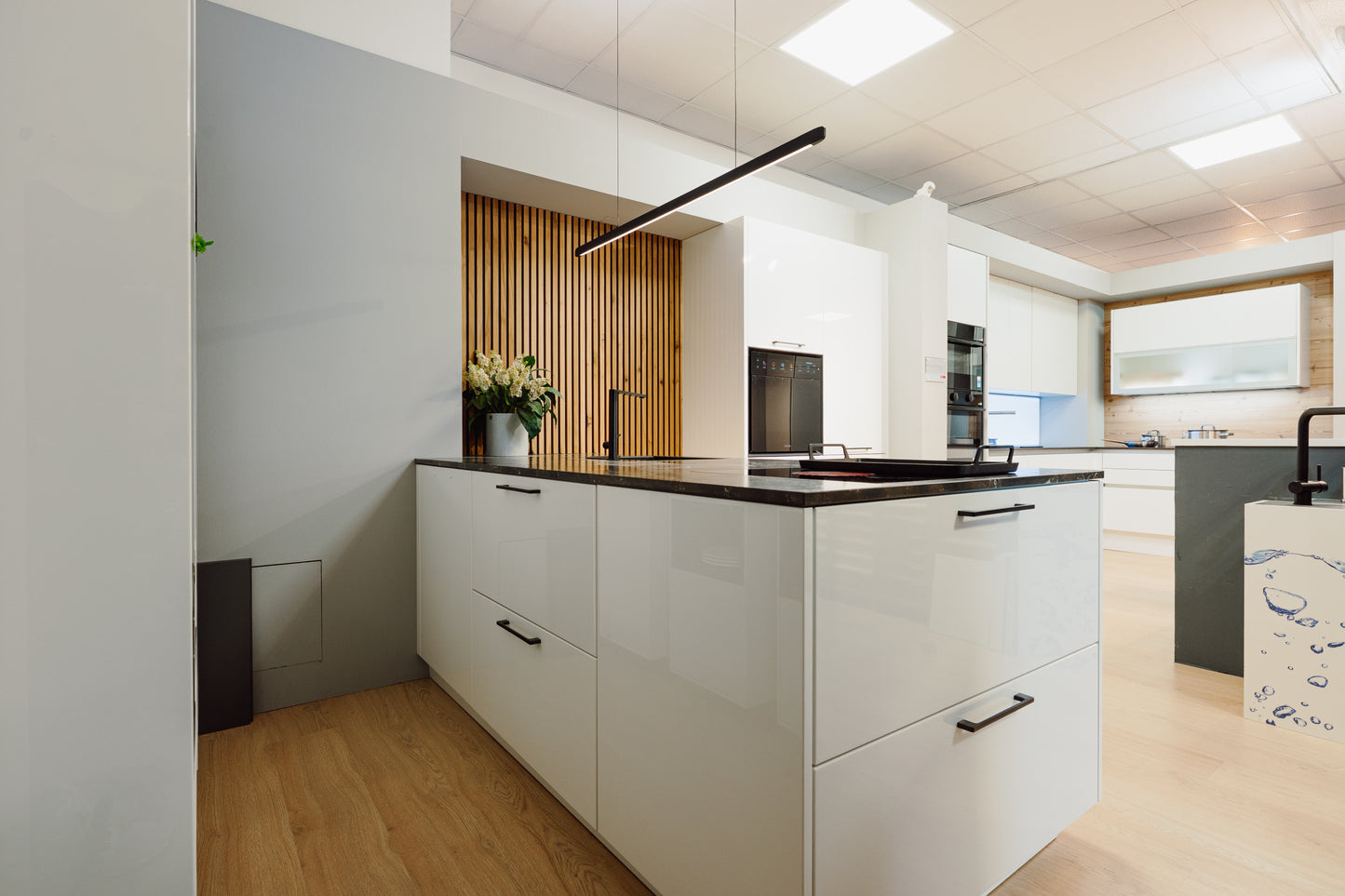 Leuchte in der Küche von der Seite 